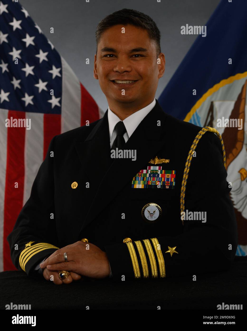 Offizielle US-Regierung Navy Portrait von Captain Ronel Reyes wurde zum Stabschef an Bord des Navy Recruiting Command bei NSA Mid-South, Millington, Tennessee, ernannt. Mai 2022. Er stammt aus San Diego, Cal., und hat 1999 einen Abschluss an der United States Naval Academy und seinen Master of Science in Systemtechnik an der Naval Postgraduate School. Er hat 1999 einen Abschluss an der United States Naval Academy und seinen Master of Science in Systemtechnik an der Naval Postgraduate School erworben. (Offizielles Foto der US Navy von Mass Communication Specialist 2. Class Lasheba James) Stockfoto