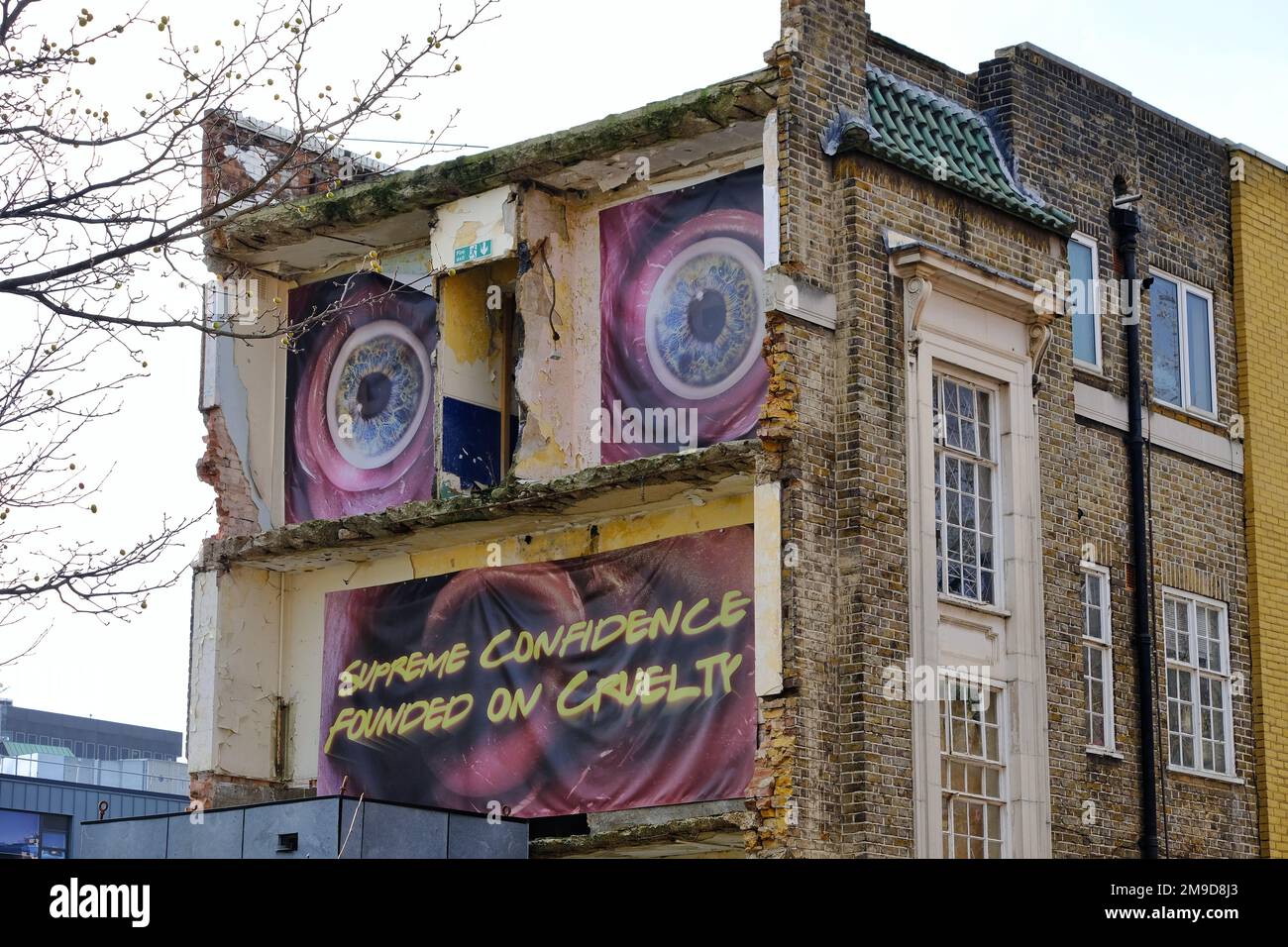 London, Großbritannien. Ein Protestgemälde an der Seite eines Gebäudes, in dem ein Neubau geplant ist. Stockfoto