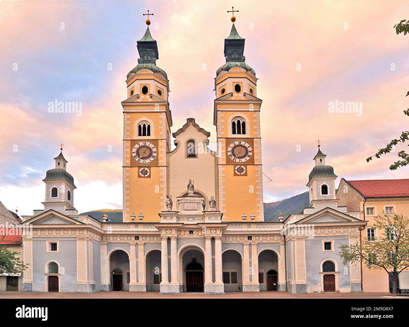 Kathedrale von Brixen. Die Hauptfassade vom Domplatz. Stockfoto