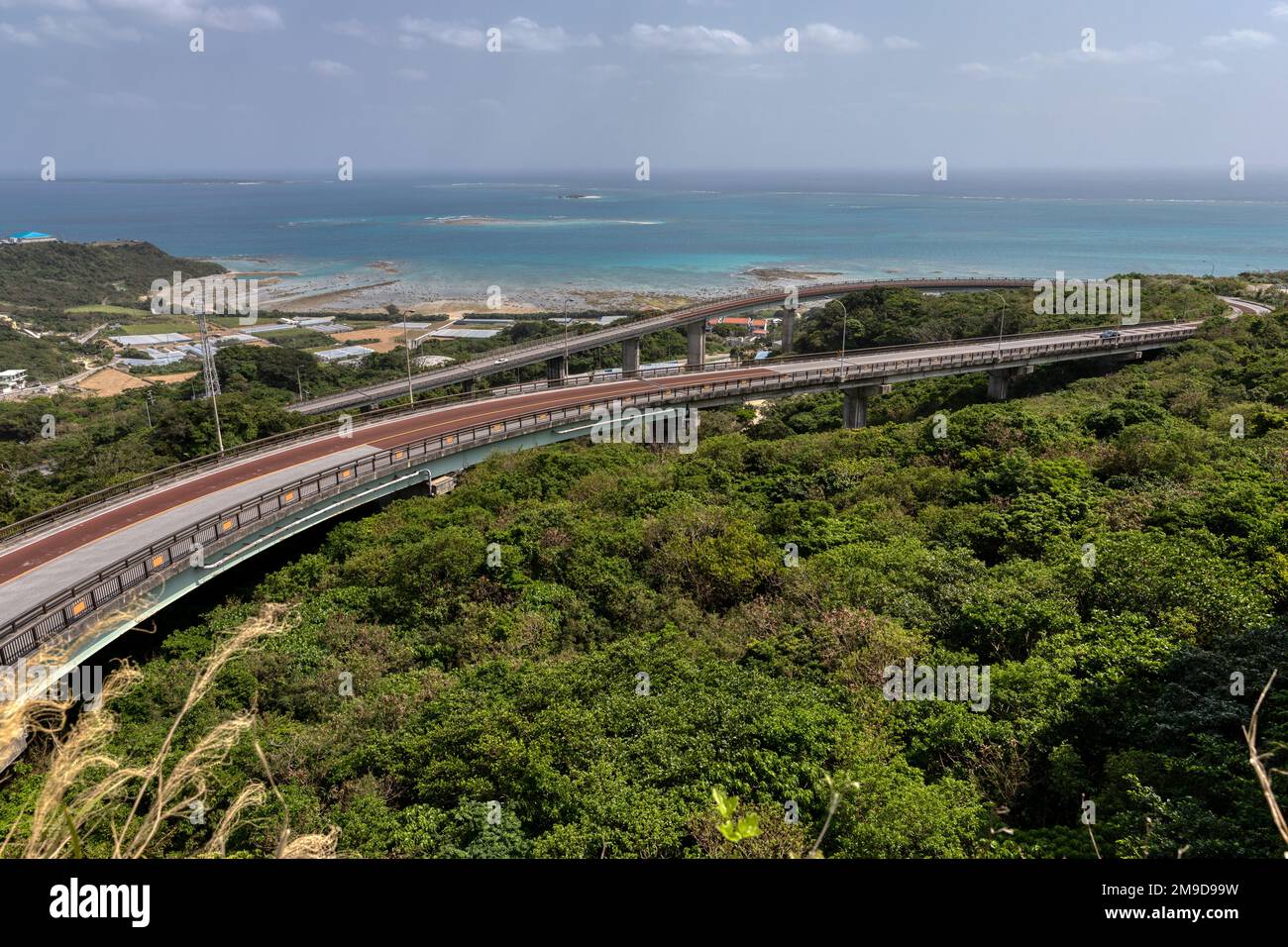 Blick auf die Nirai Kanai Bridge bei Tag in Okinawa, Japan Stockfoto
