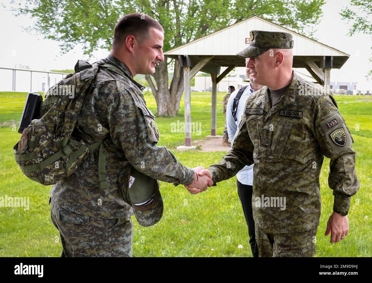 Generalleutnant Bashkim Jashari, Befehlshaber der  Kosovo-Sicherheitseinheit, begrüßt ein KSF-Mitglied, während er am 17. Mai  2022 mit der 209. Medical Company (Area Support) im Camp Dodge in Johnston,  Iowa, Kampfübungen durchführt. Mehrere KSF-Mitglieder