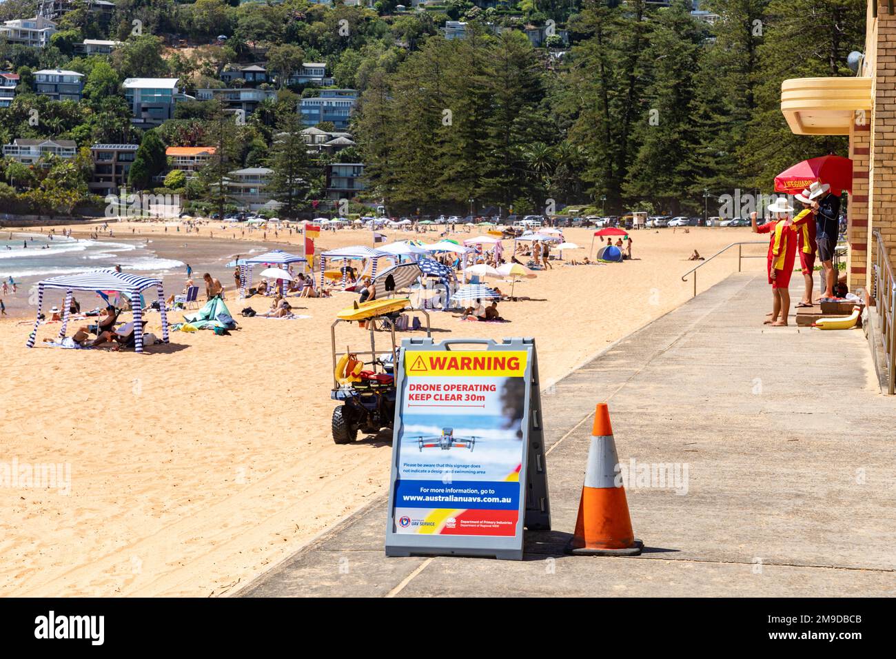 Palm Beach Sydney Australia Surf Rescue Freiwillige fliegen UAV-Drohnen, um Haie im Ozean zu erkennen und zu identifizieren, Warnschilder Ratschläge, Sydney Stockfoto