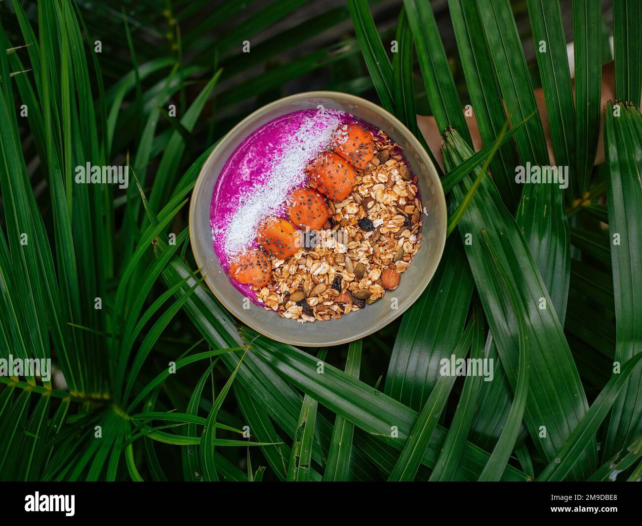 Blick von oben auf die Schüssel mit Pitaya Müsli. Stockfoto