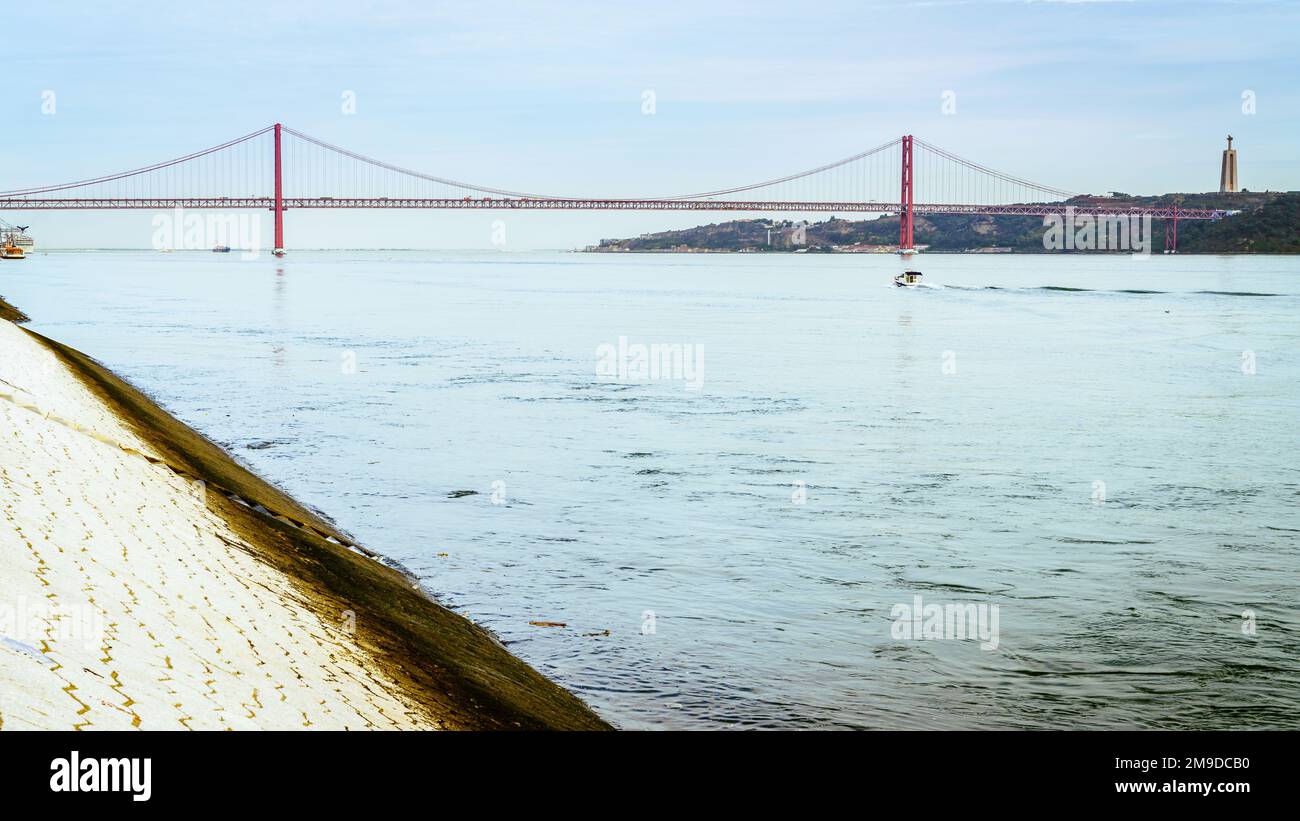 Malerischer Blick auf die Brücke vom 25. April und den Fluss Tejo in Lissabon, Portugal Stockfoto