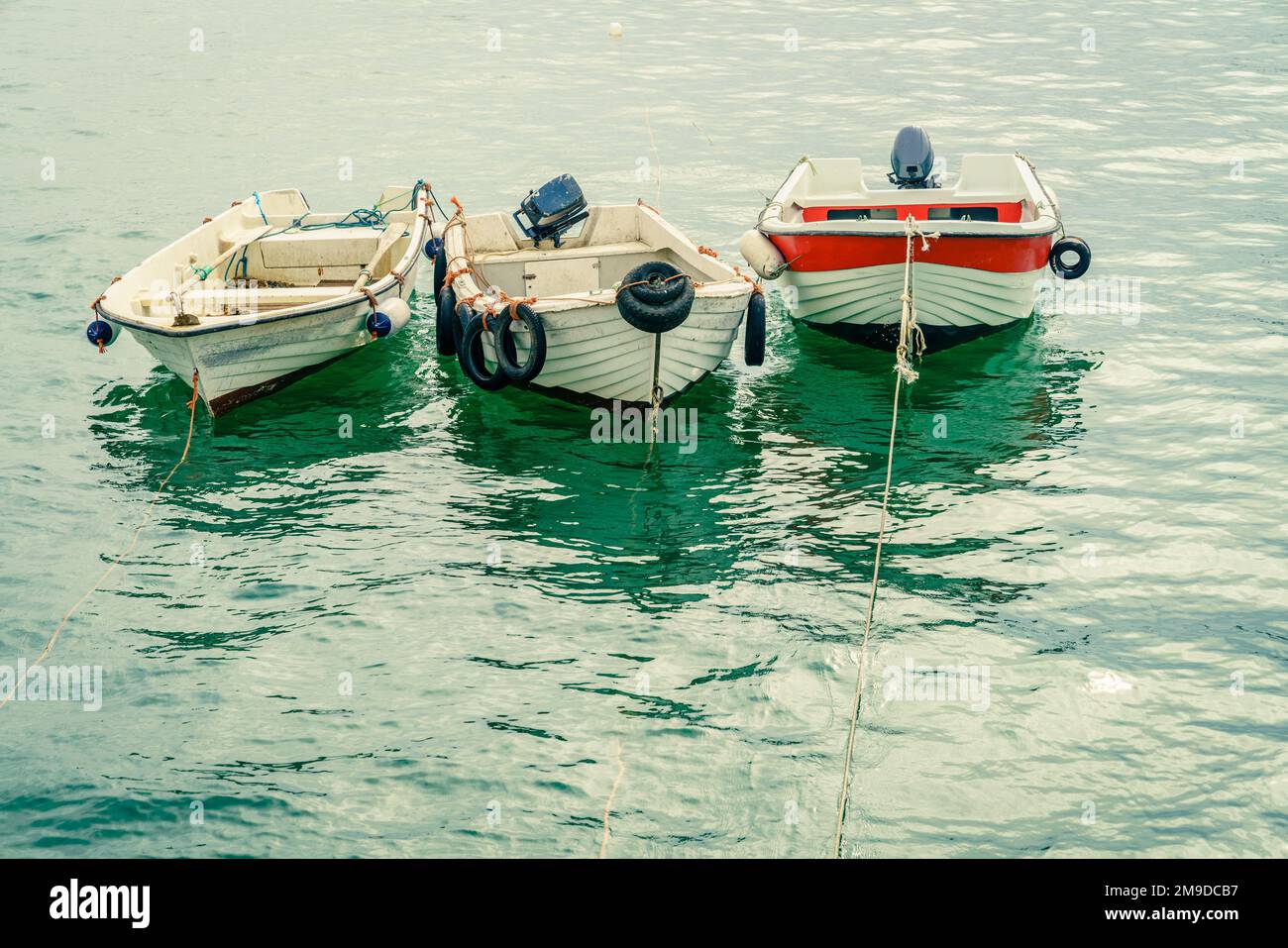 Drei kleine Boote liegen im Marineklub von Cascais, Portugal Stockfoto