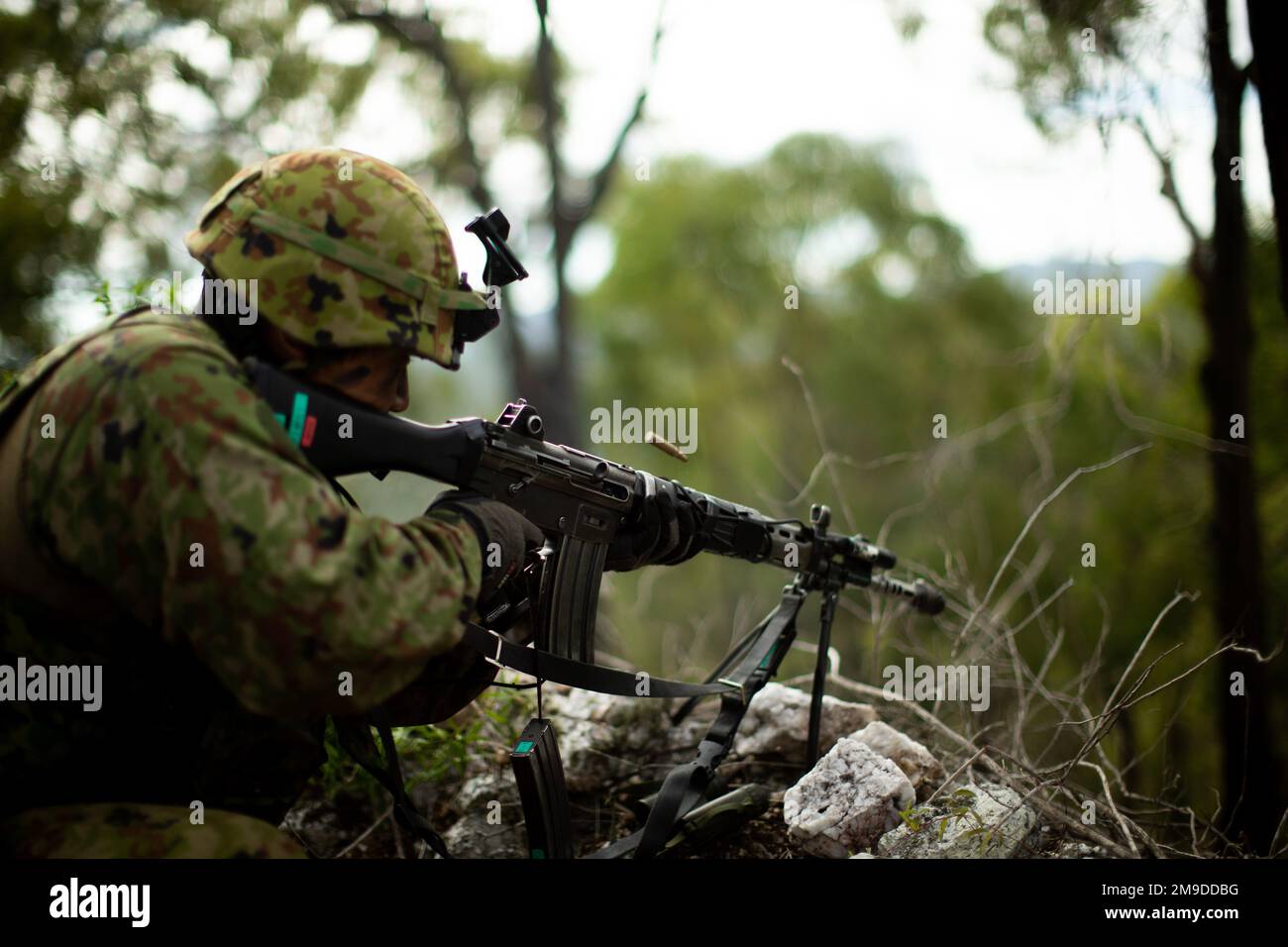 Ein JGSDF-Soldat (Japan Ground Self-Defense Force) feuert während der Übung Southern Jackaroo 22 am Shoalwater Bay Training Area, Queensland, Australien, am 18. Mai 2022 aus einer Verteidigungsposition ein Howa-Gewehr vom Typ 89 ab. Southern Jackaroo ist eine multilaterale Übung, die von Marines mit Marine Rotational Force-Darwin, der australischen Armee und JGSDF-Soldaten durchgeführt wird und sich auf die Ausbildung von Feuerwaffen und kombinierten Waffen konzentriert. Stockfoto