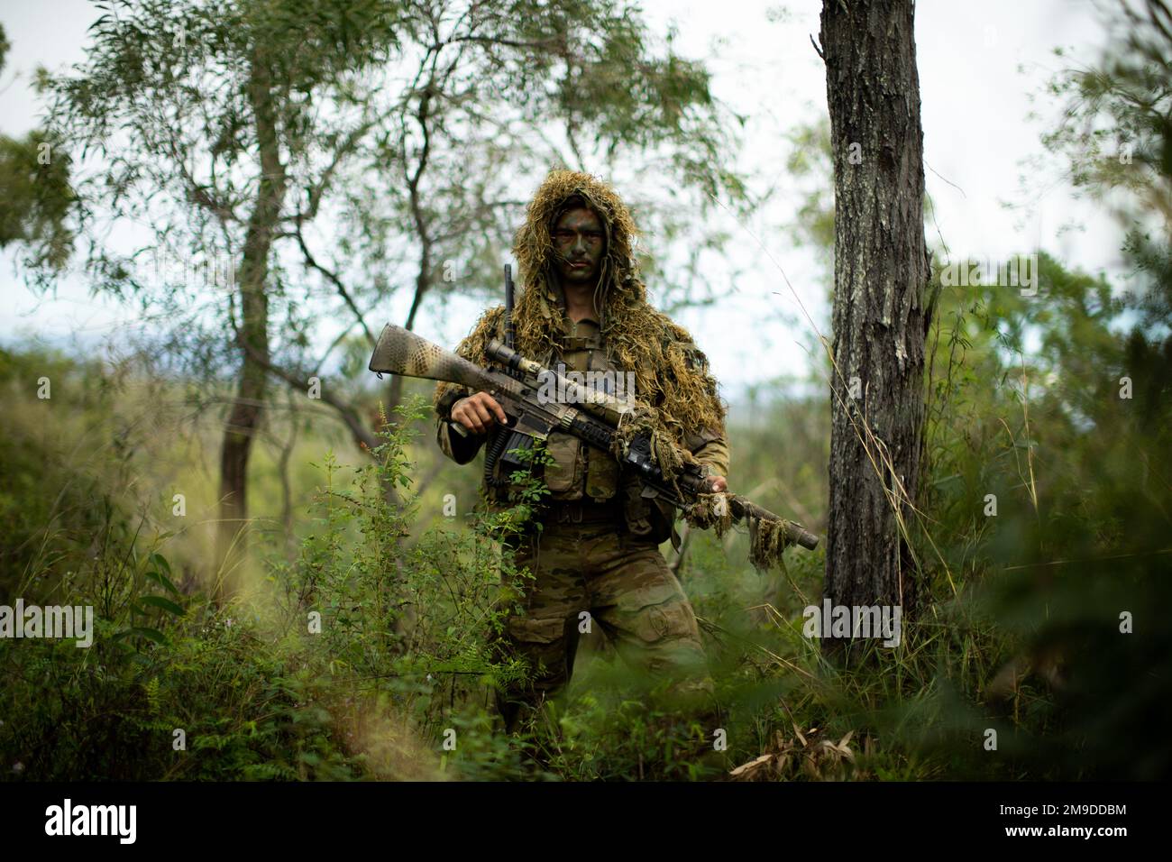 Australian Army Lance CPL. Brendan Bond, ein Scharfschütze mit 6. Bataillon, Royal Australian Regiment, 7. Brigade, posiert für ein Foto während der Übung Southern Jackaroo 22 im Shoalwater Bay Training Area, Queensland, Australien, 18. Mai 2022. Southern Jackaroo ist eine multilaterale Übung, die von Marines mit Marine Rotational Force-Darwin, der australischen Armee und Japan Ground Self-Defense Force Soldaten durchgeführt wird und sich auf die Ausbildung von Feuerwaffen und kombinierten Waffen konzentriert. Stockfoto