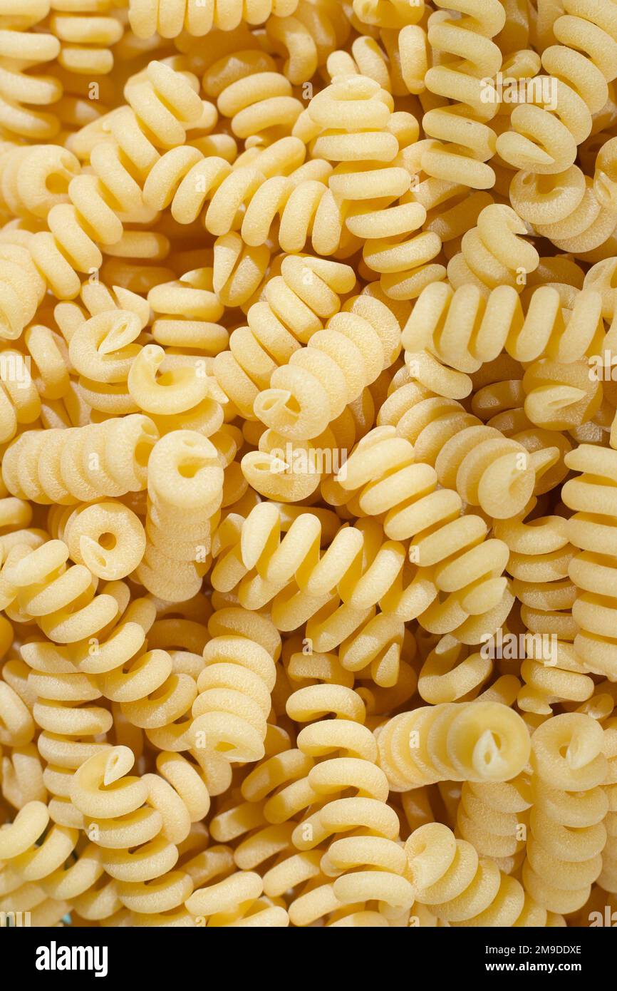 Getreide und Dinge – Stahlhafer, weißer Reis und Spiralpasta! Stockfoto