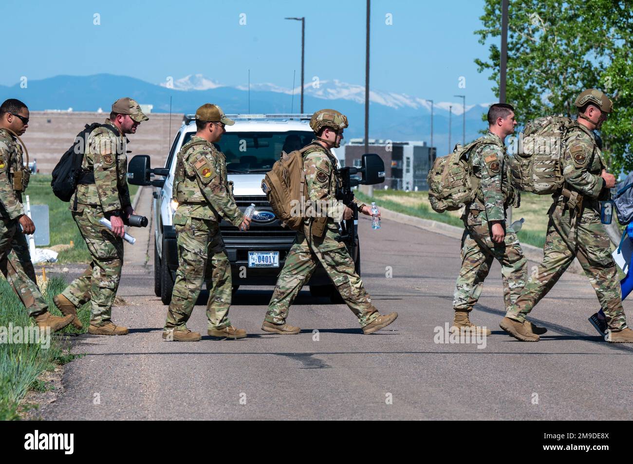 Mitglieder des 460. Sicherheitsgeschwaders nehmen an einem marsch Teil, um die gefallenen Offiziere zu ehren, die im Dienst am Buckley Space Force Base, Colorado, am 17. Mai 2022 waren. Der RUCK-marsch gehört zu den Aktivitäten, die in Buckley durchgeführt werden, um die gefallenen Offiziere im Dienst zu würdigen. Stockfoto