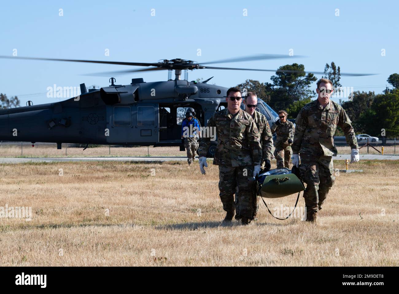 USA Sanitäter der Luftwaffe der 131. Rettungsschwadron und Notarztbewohner der 60. Medical Group entladen einen HH-60m Black Hawk Helikopter, um bei der medizinischen Evakuierung simulierter Verletzte während einer Massenübung von Verletzten am Luftwaffenstützpunkt Travis, Kalifornien, 17. Mai 2022 zu helfen. Die Bewohner des David Grant USAF Medical Center und des UC Davis Integrated Emergency Medicine Residency Program wurden vom Unfallort (Point of Injury, POI) bis zum Transport durch den Critical Care Air Transport dem Patientenstaging-System (ERPSS) von Travis ausgesetzt Stockfoto