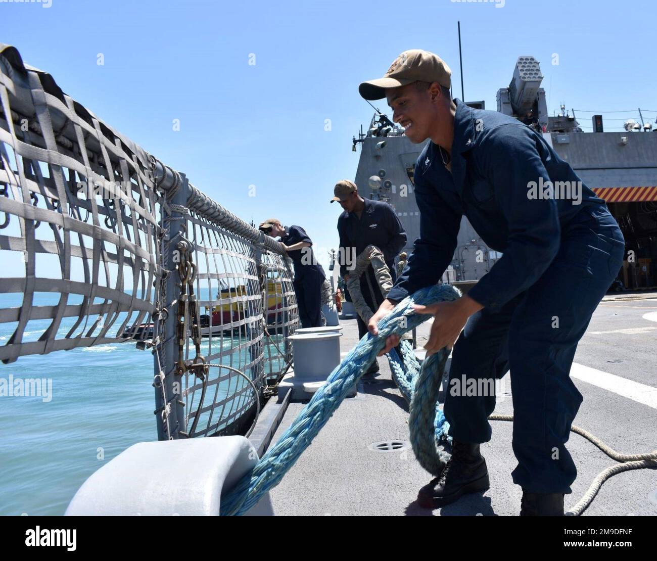 220517-N-N3764-1005 PONCE, Puerto Rico - (17. Mai 2022) -- Kulinarischer Spezialist 3. Klasse Nicolas Currie und Operations Specialist 1. Klasse Earl White Führen Sie die Schleppschnur während des Meeres und legen Sie den Anker an Bord des Kampfschiffs USS Billings (LCS 15), das in der Freiheitsvariante von Ponce, Puerto Rico, am 17. Mai 2022 ablegt. Billings wird in das US-Flottengebiet 4. entsandt, um die Mission der Joint Interagency Task Force South zu unterstützen, zu der auch Missionen zur Bekämpfung des illegalen Drogenhandels in der Karibik und im östlichen Pazifik gehören. Stockfoto