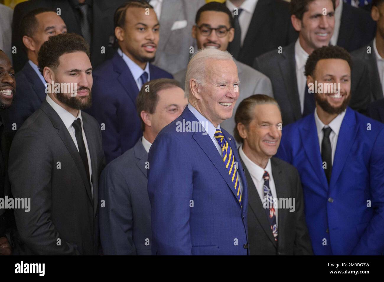 Washington, Usa. 17. Januar 2023. President Joe Biden lächelt mit den Golden State Warriors bei einer Zeremonie zur Feier der NBA-Meisterschaft 2022 im East Room des Weißen Hauses in Washington, DC, am Dienstag, den 17. Januar 2023. Foto: Bonnie Cash/UPI Credit: UPI/Alamy Live News Stockfoto