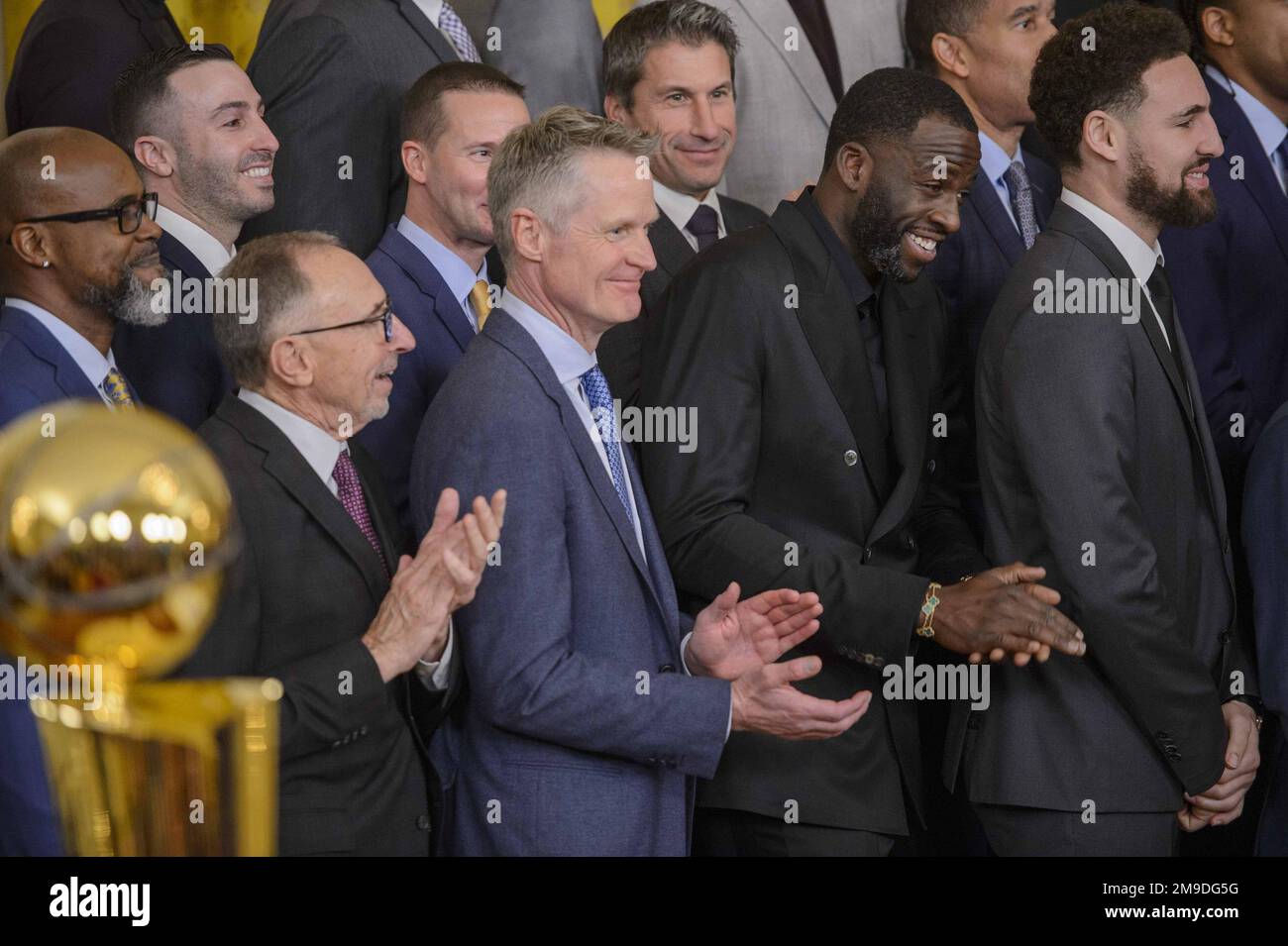 Washington, Usa. 17. Januar 2023. Mitglieder der Golden State Warriors klatschen während der Zeremonie zur Feier der NBA-Meisterschaft 2022 im East Room des Weißen Hauses in Washington, DC, am Dienstag, den 17. Januar 2023. Foto: Bonnie Cash/UPI Credit: UPI/Alamy Live News Stockfoto