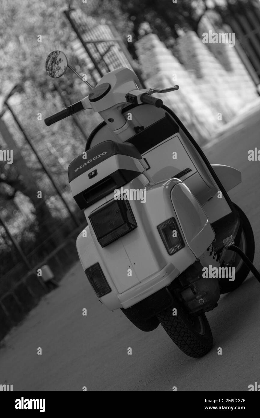 Nahaufnahme eines alten weißen Piaggio Vespa-Motorrads. Firenze, Italia 01-15-2023 Stockfoto