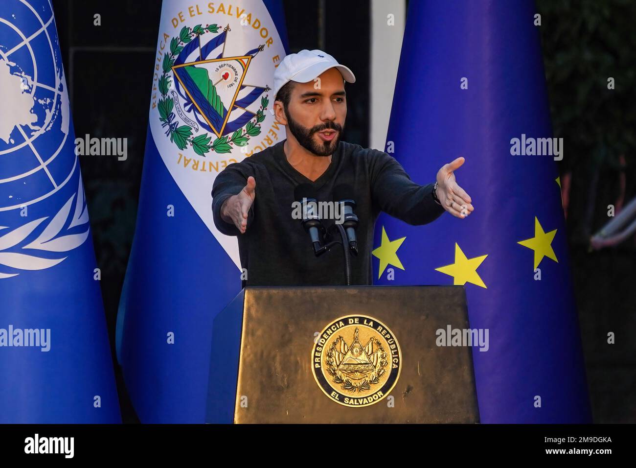 Mejicanos, El Salvador. 17. Januar 2023. Der salvadorianische Präsident Nayib Bukele spricht während der Einweihung eines Gemeindezentrums, das von der Flüchtlingsorganisation der Vereinten Nationen und der Europäischen Union finanziert wird. Kredit: SOPA Images Limited/Alamy Live News Stockfoto