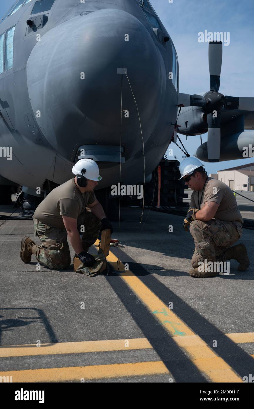 Die Luftwaffe des 193. Special Operations Wing der Pennsylvania Air National Guard nehmen gemeinsam mit dem 1. Special Operations Maintenance Squadron an einer gemeinsamen Übung zum Aufrichten eines MC-130H am 17. Mai 2022 in Hurlburt Field, Florida, Teil. Diese Schulungsveranstaltung hat gezeigt, dass sie in der Lage ist, einen Flugzeughub unter Umständen durchzuführen, unter denen keine herkömmliche Ausrüstung verfügbar ist. Stockfoto