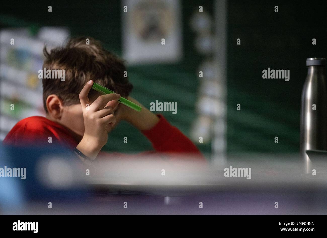 Stuttgart, Deutschland. 17. Januar 2023. Ein Student in der vierten Klasse an der Liebenauschule nimmt an der Klasse Teil. Am 18. Januar werden die Ergebnisse des deutschen Schulbarometers bekannt gegeben. Kredit: Marijan Murat/dpa/Alamy Live News Stockfoto