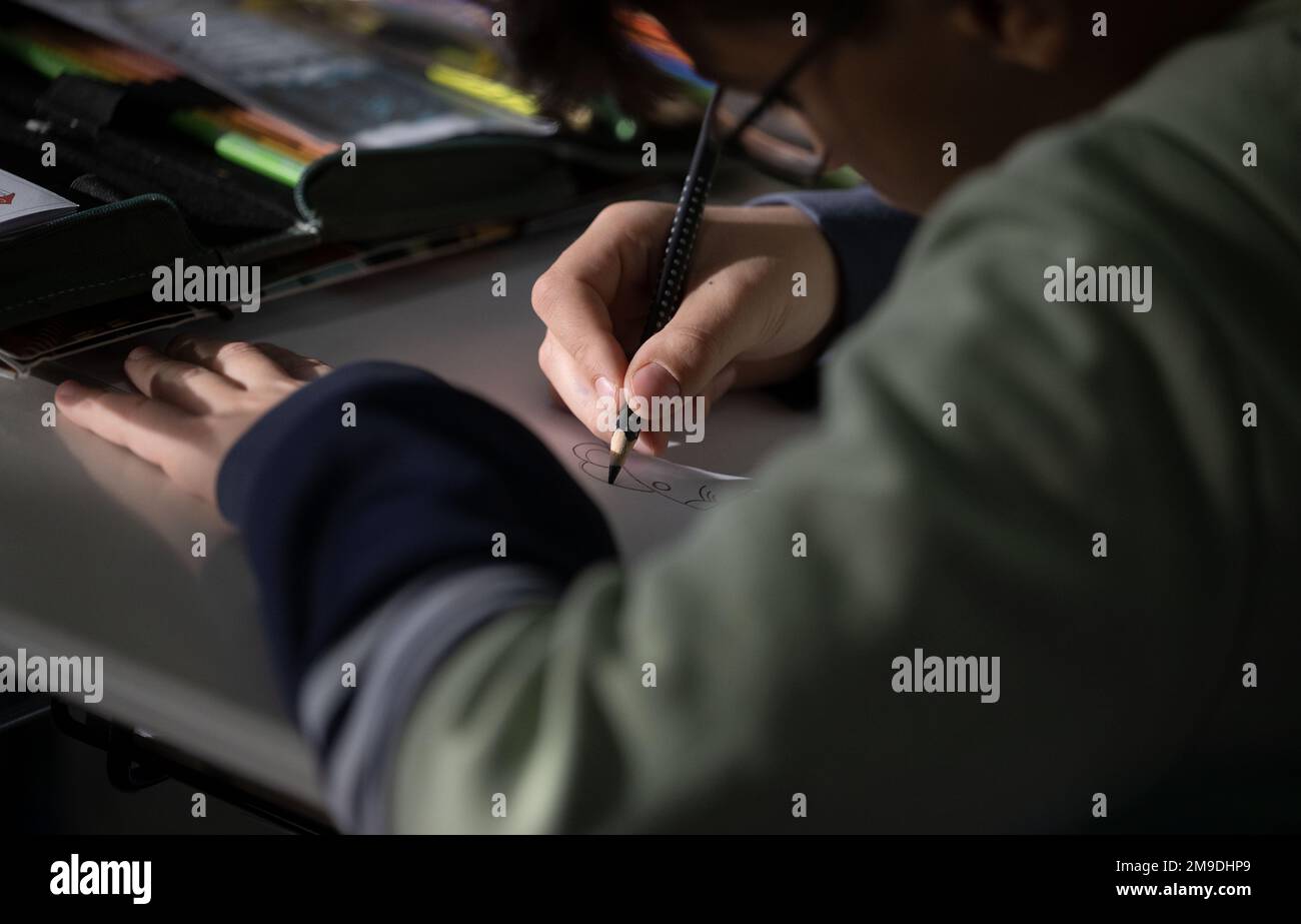 Stuttgart, Deutschland. 17. Januar 2023. Ein Student in der vierten Klasse an der Liebenauschule nimmt an der Klasse Teil. Am 18. Januar werden die Ergebnisse des deutschen Schulbarometers bekannt gegeben. Kredit: Marijan Murat/dpa/Alamy Live News Stockfoto