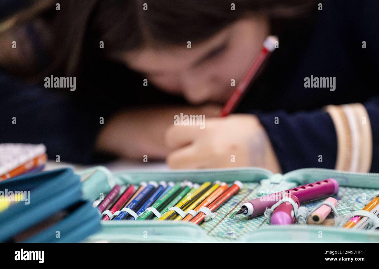 Stuttgart, Deutschland. 17. Januar 2023. Ein Student in der vierten Klasse an der Liebenauschule nimmt an der Klasse Teil. Am 18. Januar werden die Ergebnisse des deutschen Schulbarometers bekannt gegeben. Kredit: Marijan Murat/dpa/Alamy Live News Stockfoto