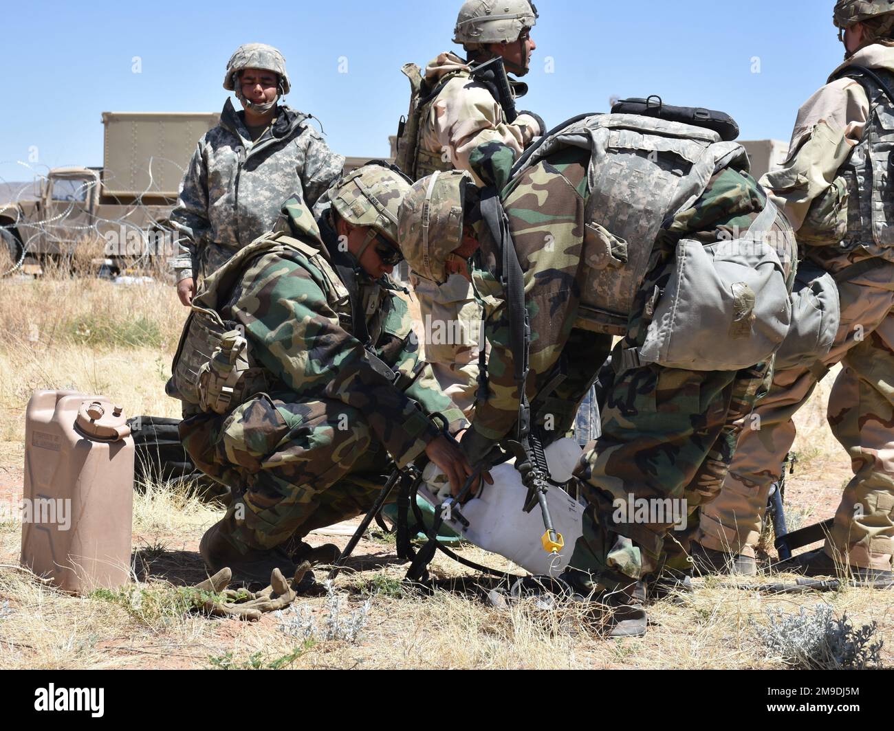 Die 10. Chemical Company (Hazardous Response) unterstützte die 11. Air Defense Artillery Brigade während der Exercise Roving Sands in Fort Bliss, Texas, vom 18. Bis 24. Mai. Die chemische Einheit half dabei, die Letalität zu ermöglichen und die ADA-Truppen während eines Kampfes gegen alle Gefahren auf dem modernen Schlachtfeld zu schützen. USA Militärfoto von SPC. Maria Y. Malkin. Stockfoto