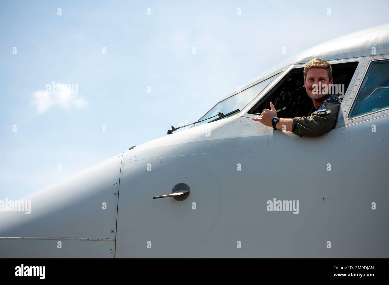 Royal Australian Air Force Flight LT. ‚Beaker‘ Skene, No. 2 Squadron E-7A Wedgetail Pilot, posiert für ein Foto während des Weapons System Evaluation Program East-22,08 am Tyndall Air Force Base, Florida, 17. Mai 2022. Bei den WSEP handelt es sich um formelle, zweiwöchige Evaluierungsübungen, mit denen die Fähigkeiten eines Geschwaders zur Durchführung von Feuerwaffensystemen während Luft-Luft-Ausbildungsmissionen getestet werden sollen. Stockfoto