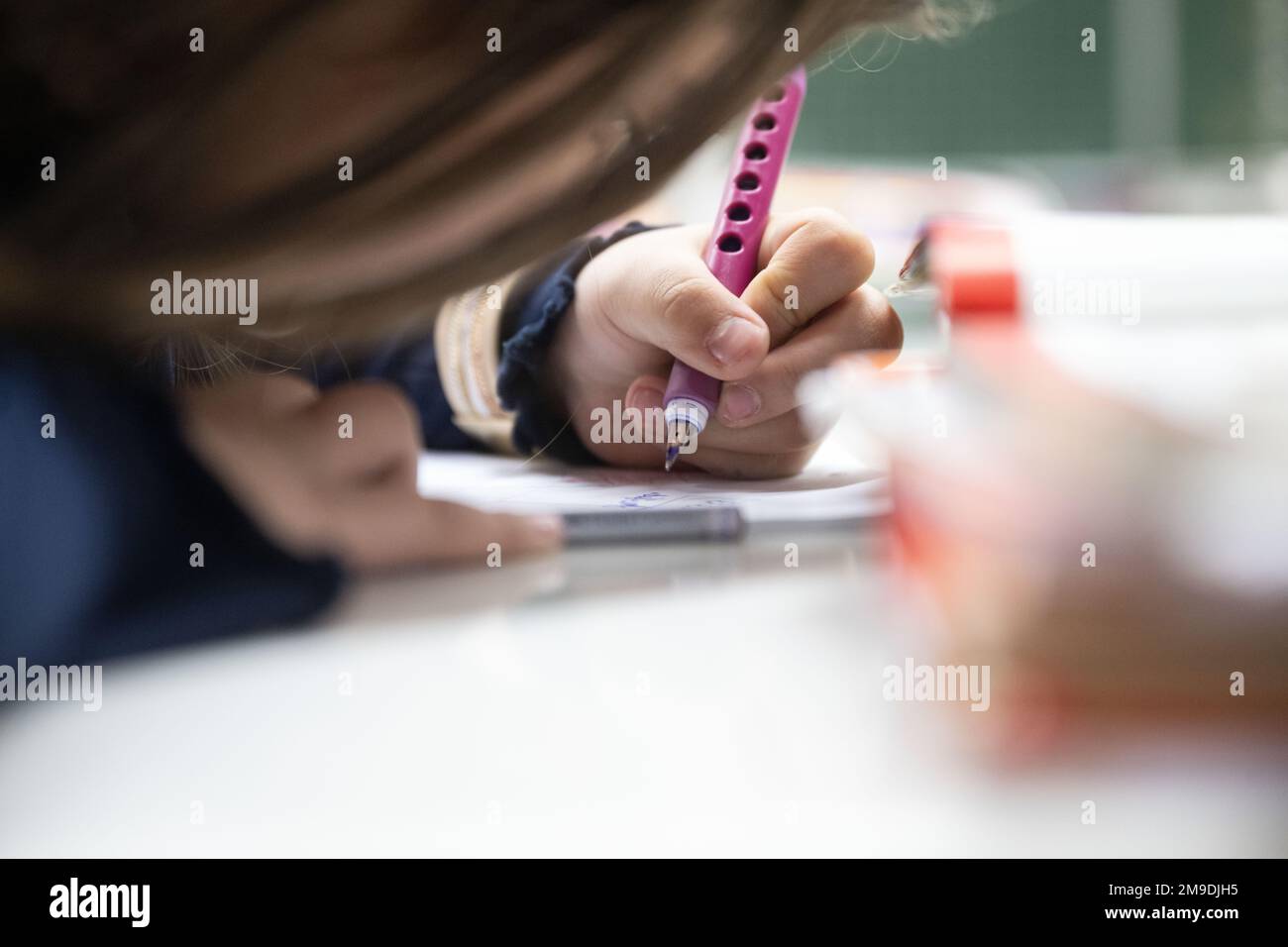 Stuttgart, Deutschland. 17. Januar 2023. Ein Student in der vierten Klasse an der Liebenauschule nimmt an der Klasse Teil. Am 18. Januar werden die Ergebnisse des deutschen Schulbarometers bekannt gegeben. Kredit: Marijan Murat/dpa/Alamy Live News Stockfoto