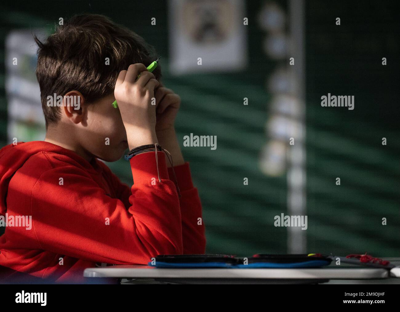 Stuttgart, Deutschland. 17. Januar 2023. Ein Student in der vierten Klasse an der Liebenauschule nimmt an der Klasse Teil. Am 18. Januar werden die Ergebnisse des deutschen Schulbarometers bekannt gegeben. Kredit: Marijan Murat/dpa/Alamy Live News Stockfoto