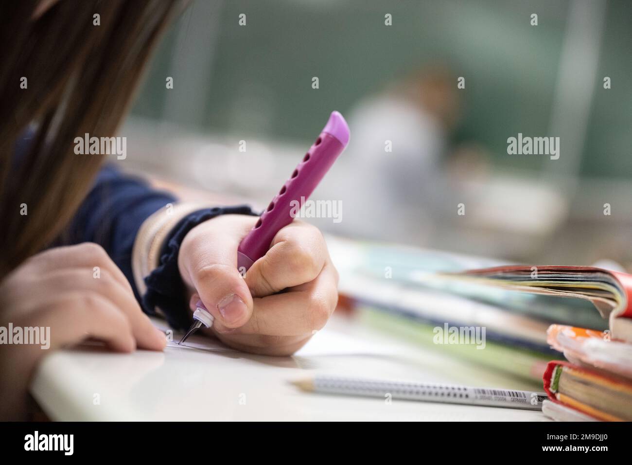 Stuttgart, Deutschland. 17. Januar 2023. Ein Student in der vierten Klasse an der Liebenauschule nimmt an der Klasse Teil. Am 18. Januar werden die Ergebnisse des deutschen Schulbarometers bekannt gegeben. Kredit: Marijan Murat/dpa/Alamy Live News Stockfoto