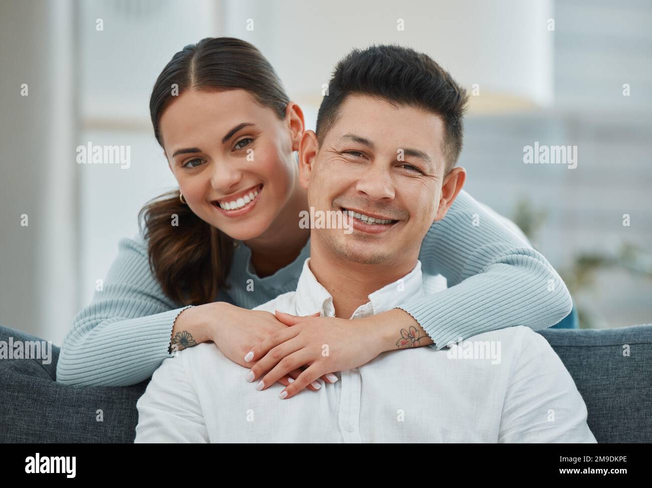 Ich habe den richtigen Lebenspartner gewählt. Ein junges Paar umarmt sich. Stockfoto