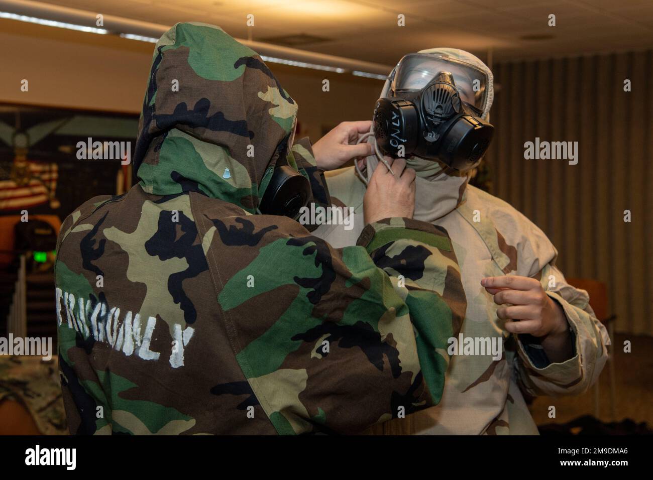 Reserve Citizen Airmen von der 514. Maintenance Group, 514. Air Mobility Wing in Joint Base McGuire-Dix-Lakehurst, N.J., simulieren gegenseitig beim CBRNE-Angriff auf die Peterson Space Force Base, Colorado, am 17. Mai 2022. Stockfoto