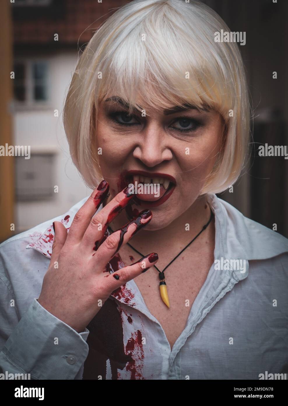 Porträt eines blutigen Vampirs mit weißem Haar Stockfoto