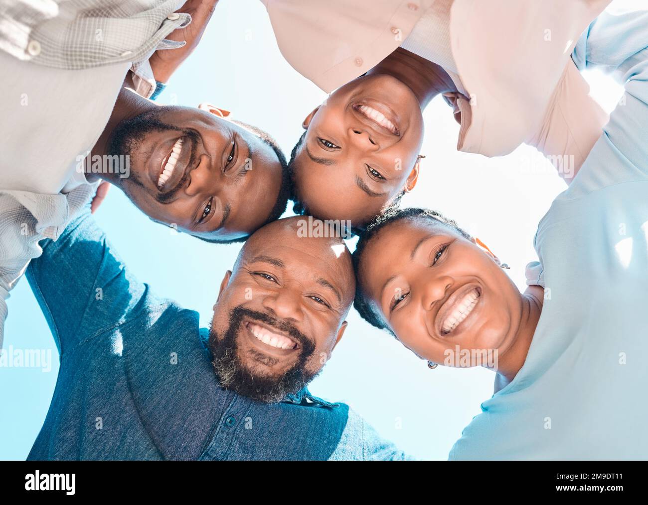 Nicht immer Auge an Auge, sondern für immer Herz an Herz. Vier Leute stehen in einer Gruppe und schauen auf die Kamera. Stockfoto