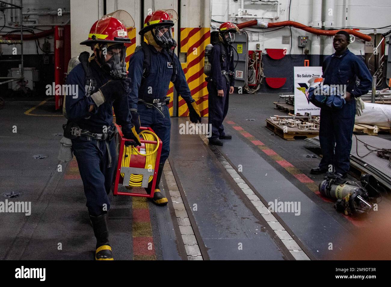 220518-N-DP708-1266 SAN DIEGO (18. Mai 2022) Seeleute nehmen an einer Giftgasbohrmaschine in der Hangarbucht des Flugzeugträgers der Nimitz-Klasse USS Carl Vinson (CVN 70), Mai 18 Teil. Vinson ist momentan im Hafen von San Diego. Stockfoto