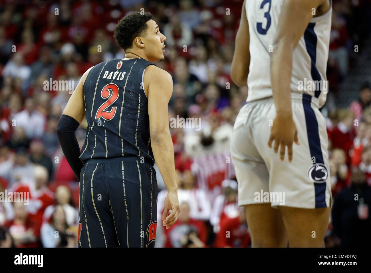 Madison, WI, USA. 17. Januar 2023. Im Kohl Center in Madison, WI, bewachen die Dachse von Wisconsin Jordan Davis (2) während des NCAA-Basketballspiels alternative Uniformen zwischen den Penn State Nittany Lions und den Dachse von Wisconsin. Darren Lee/CSM/Alamy Live News Stockfoto