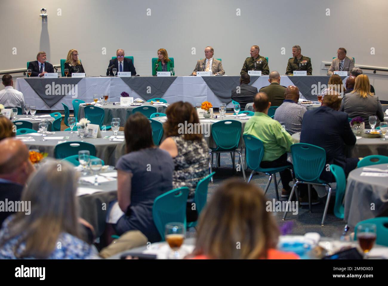 Mitglieder der lokalen Gemeinde hören eine Podiumsdiskussion während der jährlichen Zusammenkunft des State of the Community 26. im Eastern North Carolina Regional Skills Center in Jacksonville, North Carolina, am 18. Mai 2022. Das Gremium erörterte die wirtschaftliche Entwicklung, das Gesundheitswesen, das Bildungswesen, das Militär, die Kommunalverwaltung und die positiven Auswirkungen von Partnerschaften zwischen Gemeindeorganisationen. Stockfoto