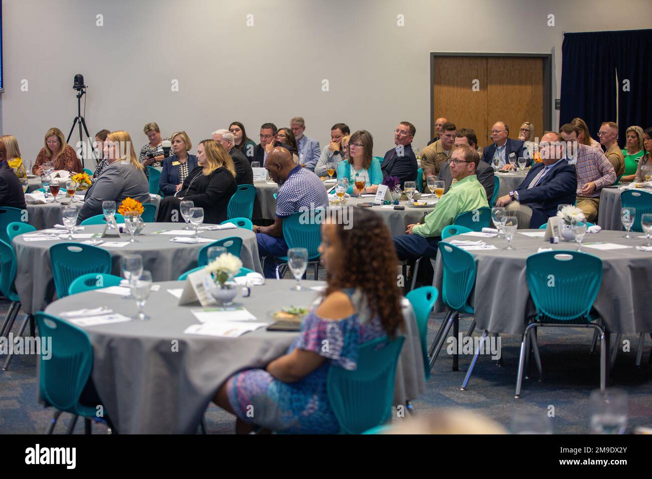 Mitglieder der lokalen Gemeinde hören eine Podiumsdiskussion während der jährlichen Zusammenkunft des State of the Community 26. im Eastern North Carolina Regional Skills Center in Jacksonville, North Carolina, am 18. Mai 2022. Die Mitglieder des Gremiums erörterten die wirtschaftliche Entwicklung, das Gesundheitswesen, das Bildungswesen, das Militär, die Kommunalverwaltung und die positiven Auswirkungen von Partnerschaften zwischen Gemeindeorganisationen. Stockfoto