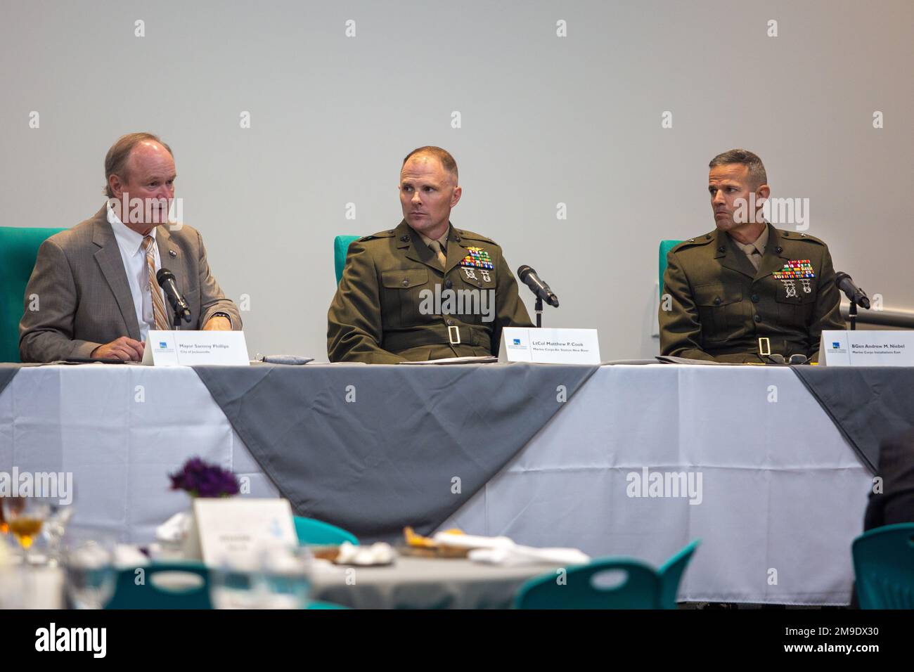 Bürgermeister Sammy Phillips, Stadt Jacksonville, spricht während der 26. Jährlichen Zusammenkunft des State of the Community im Eastern North Carolina Regional Skills Center in Jacksonville, North Carolina, am 18. Mai 2022. Im Mittelpunkt der Veranstaltung standen die wirtschaftliche Entwicklung, das Gesundheitswesen, das Bildungswesen, das Militär, die Kommunalverwaltung und die positiven Auswirkungen von Partnerschaften zwischen Gemeindeorganisationen während einer Podiumsdiskussion. Stockfoto