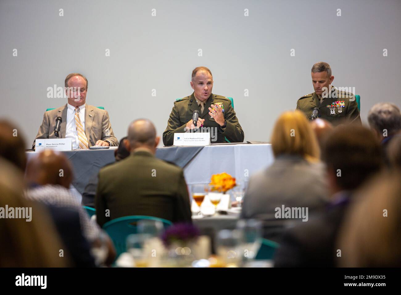 USA Oberstleutnant Matthew P. Cook, Center, Executive Officer, Marine Corps Air Station New River, spricht während des 26. Jährlichen Treffens des State of the Community im Eastern North Carolina Regional Skills Center in Jacksonville, North Carolina, am 18. Mai 2022. Im Mittelpunkt der Veranstaltung standen die wirtschaftliche Entwicklung, das Gesundheitswesen, das Bildungswesen, das Militär, die Kommunalverwaltung und die positiven Auswirkungen von Partnerschaften zwischen Gemeindeorganisationen während einer Podiumsdiskussion. Stockfoto