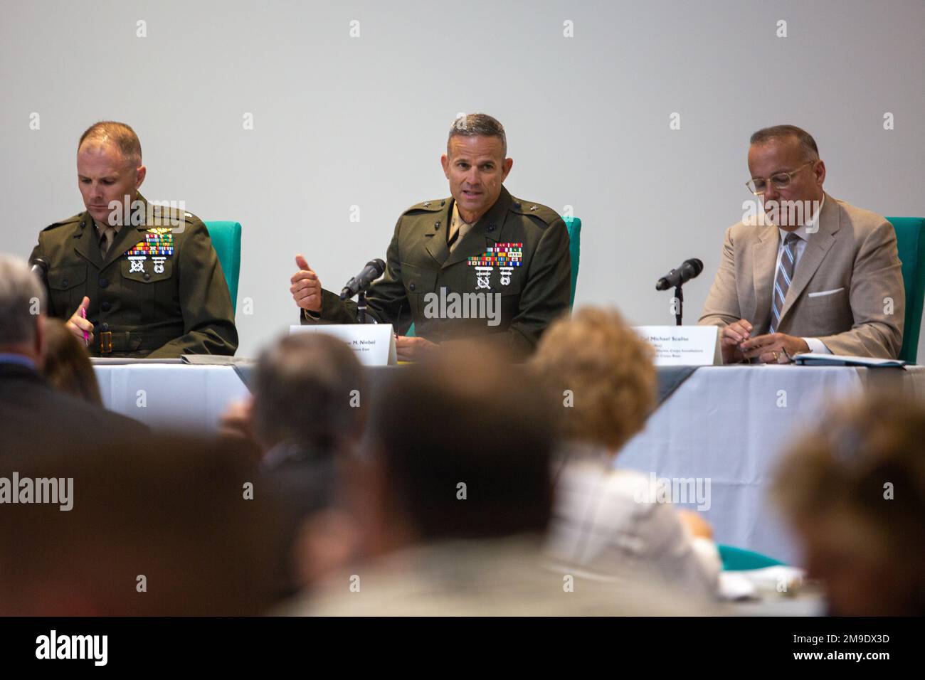 USA Marinekorps Brigade. General Andrew M. Niebel, Center, Commanding General, Marine Corps Installations East-Marine Corps Base Camp Lejeune, spricht während der 26. Jährlichen Zusammenkunft des State of the Community im Eastern North Carolina Regional Skills Center in Jacksonville, North Carolina, am 18. Mai 2022. Im Mittelpunkt der Veranstaltung standen die wirtschaftliche Entwicklung, das Gesundheitswesen, das Bildungswesen, das Militär, die Kommunalverwaltung und die positiven Auswirkungen von Partnerschaften zwischen Gemeindeorganisationen während einer Podiumsdiskussion. Stockfoto