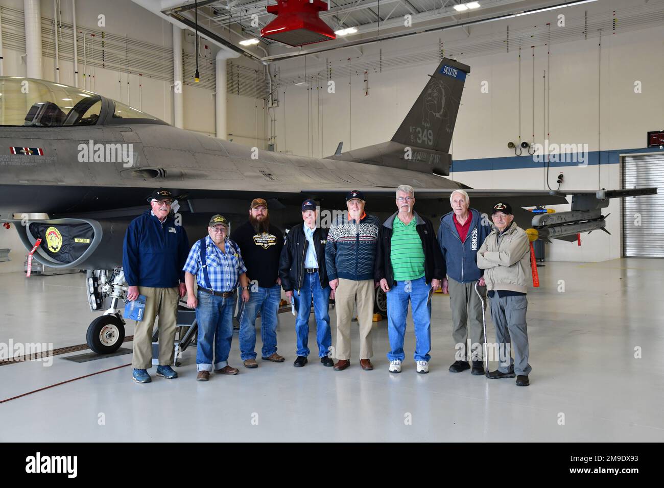 Der 148. Kampfflügel beherbergte am 18. Mai 2022 Mitglieder der Militärordnung des Purple Heart, Kapitel 0056-MN-2, zu einer Einweisung und Tour. Die Militärordnung des Purple Heart wurde vom Kongress für die Schlacht verwundeter Veteranen gechartert. Die Organisation setzt sich aus Männern und Frauen zusammen, die das Purple Heart für Wunden erhielten, die im Kampf oder durch einen Akt des internationalen Terrorismus erlitten wurden. Stockfoto