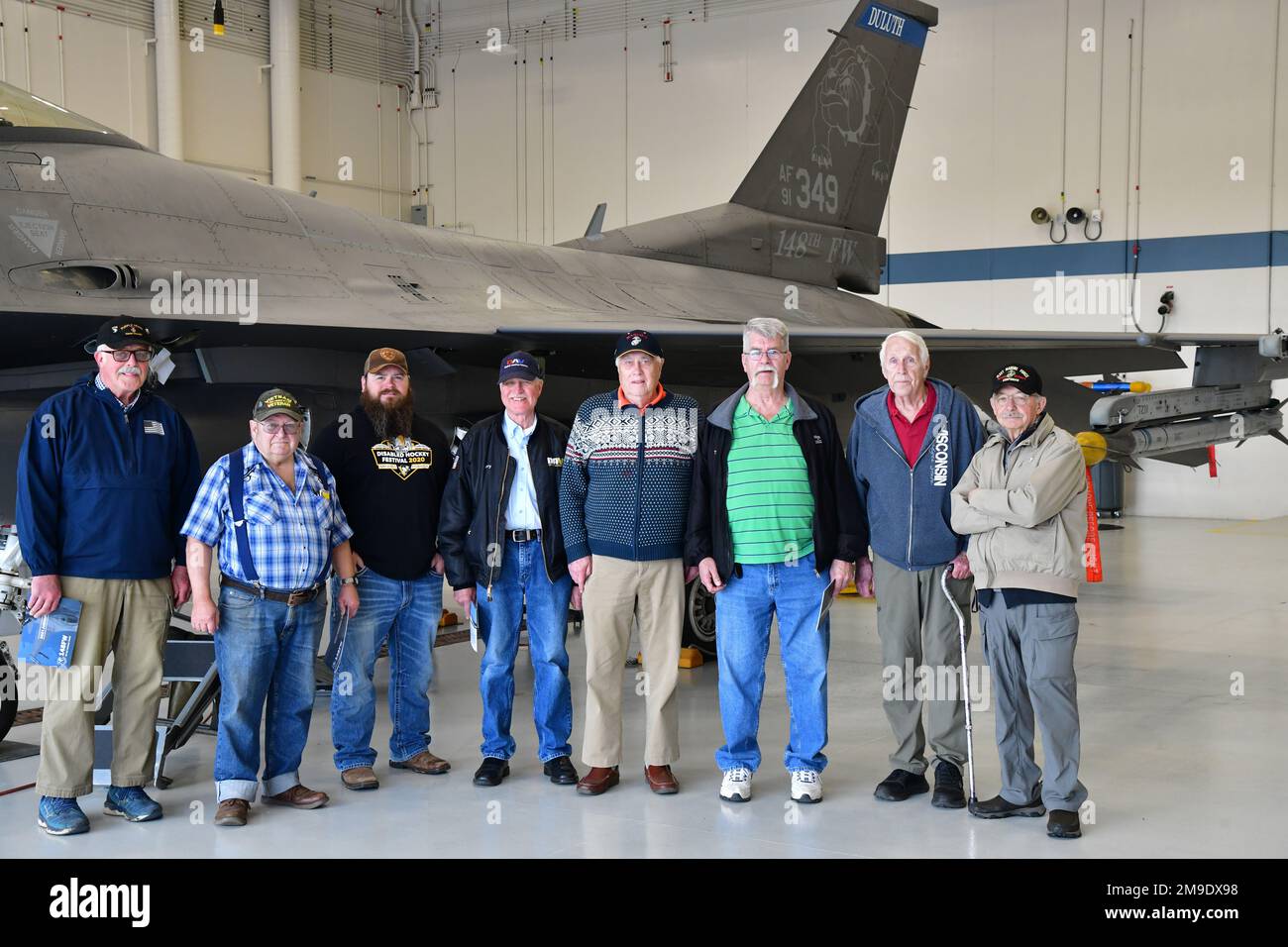 Der 148. Kampfflügel beherbergte am 18. Mai 2022 Mitglieder der Militärordnung des Purple Heart, Kapitel 0056-MN-2, zu einer Einweisung und Tour. Die Militärordnung des Purple Heart wurde vom Kongress für die Schlacht verwundeter Veteranen gechartert. Die Organisation setzt sich aus Männern und Frauen zusammen, die das Purple Heart für Wunden erhielten, die im Kampf oder durch einen Akt des internationalen Terrorismus erlitten wurden. Stockfoto