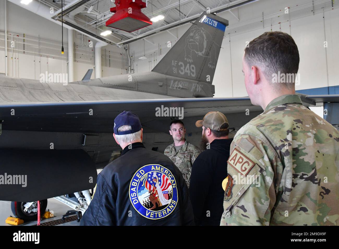 Der 148. Kampfflügel beherbergte am 18. Mai 2022 Mitglieder der Militärordnung des Purple Heart, Kapitel 0056-MN-2, zu einer Einweisung und Tour. Die Militärordnung des Purple Heart wurde vom Kongress für die Schlacht verwundeter Veteranen gechartert. Die Organisation setzt sich aus Männern und Frauen zusammen, die das Purple Heart für Wunden erhielten, die im Kampf oder durch einen Akt des internationalen Terrorismus erlitten wurden. Stockfoto