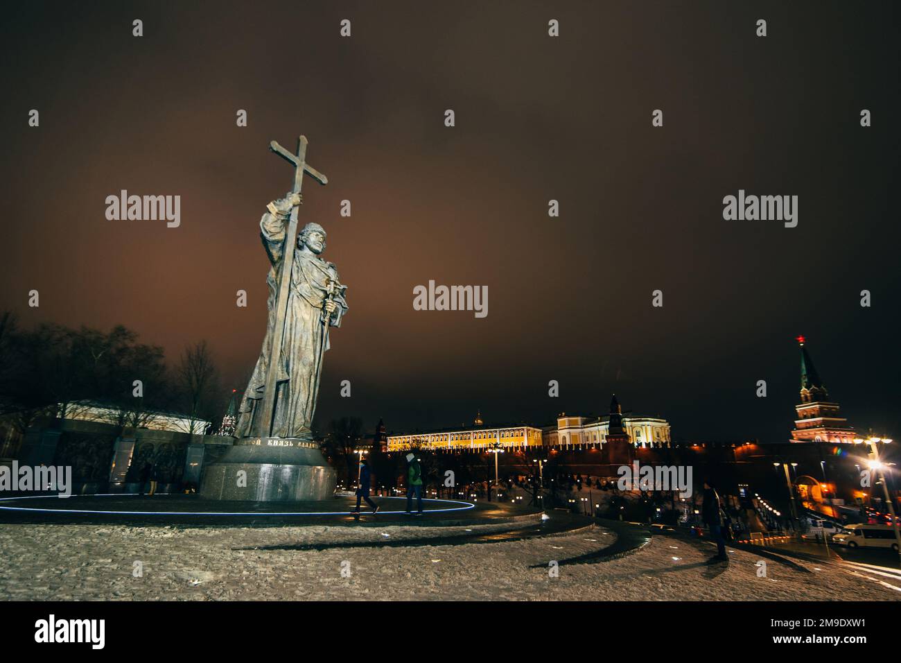 MOSKAU, RUSSLAND - 23. DEZEMBER 2016: Denkmal des Heiligen Prinzen Wladimir dem Großen auf dem Borovitskaja-Platz in der Nähe des Kremls, Moskau Stockfoto