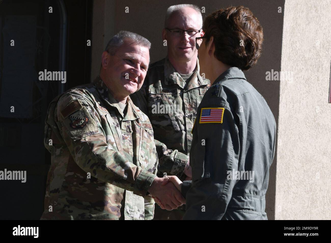 USA General der Luftwaffe Jacqueline D. Van Ovost, Commander, USA Transportation Command (USTRANSCOM), wird von Oberst Michael Griesbaum, Befehlshaber des 168. Flügels, Chief Master Sgt. Jeffrey Ling, Befehlshaber des 168. Flügels und Brigg begrüßt. General Tracy Smith, Alaska Air National Guard Assistant Adjutant General, während eines Besuchs im 168. Flügel am Luftwaffenstützpunkt Eielson, Alaska, am 18. Mai 2022. Van Ovost und USA Marineflottenmeister Donald Myrick, Senior Engelship Leader USTRANSCOM, besuchte den Flügel der Alaska Air National Guard während ihrer Führung durch die Installationen im Indopazifischen Operationssaal Stockfoto