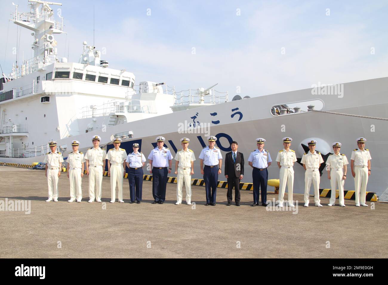 Vizeadmiral Michael McAllister, Kommandeur der USA Coast Guard Pacific Area, Vice ADM. Yoshio Seguchi, Vizekommandant der japanischen Küstenwache für Operationen, und Mitglieder ihrer Mitarbeiter posieren vor dem japanischen Küstenwacheschiff Bukou (PL 10), 18. Mai 2022. McAllister und Seguchi vertraten ihre jeweiligen Dienste bei der Unterzeichnung und Feier der historischen Kooperationsvereinbarung im japanischen Hauptquartier der Küstenwache in Tokio am 18. Mai 2022 Stockfoto