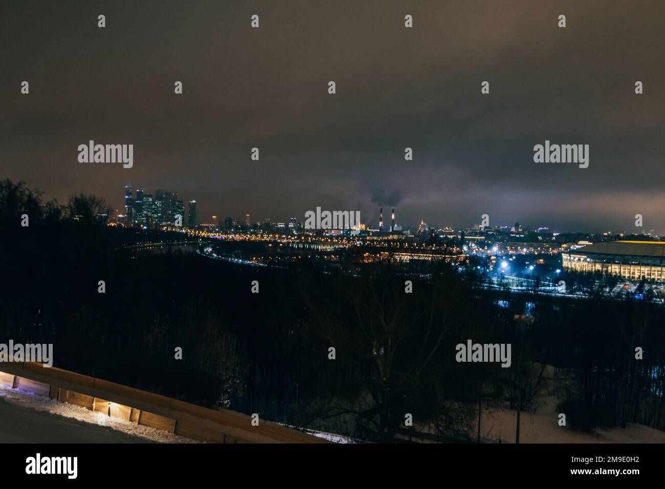 MOSKAU, RUSSLAND - 25. DEZEMBER 2016: Vorobyovy Gory. Die Aussicht von den Hügeln der Sparrow in Moskau bei Nacht Stockfoto