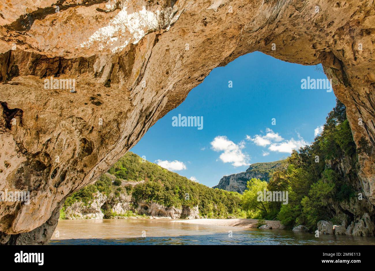 Die natürliche Felsbrücke pont d'Arc in Vallon-Pont-d'Arc, Gorges de l'Ardèche, Frankreich Stockfoto