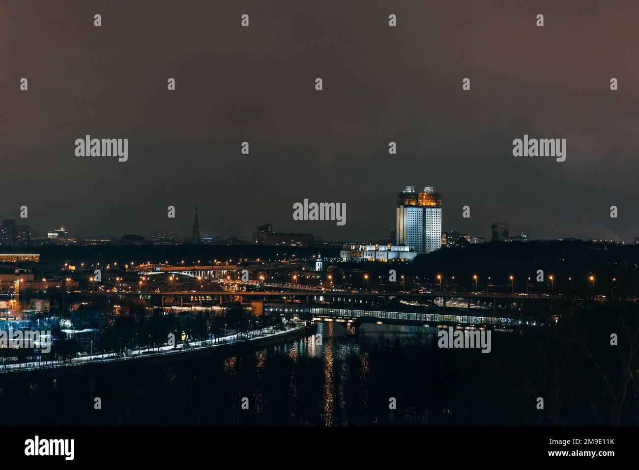 MOSKAU, RUSSLAND - 25. DEZEMBER 2016: Vorobyovy Gory. Die Aussicht von den Hügeln der Sparrow in Moskau bei Nacht Stockfoto