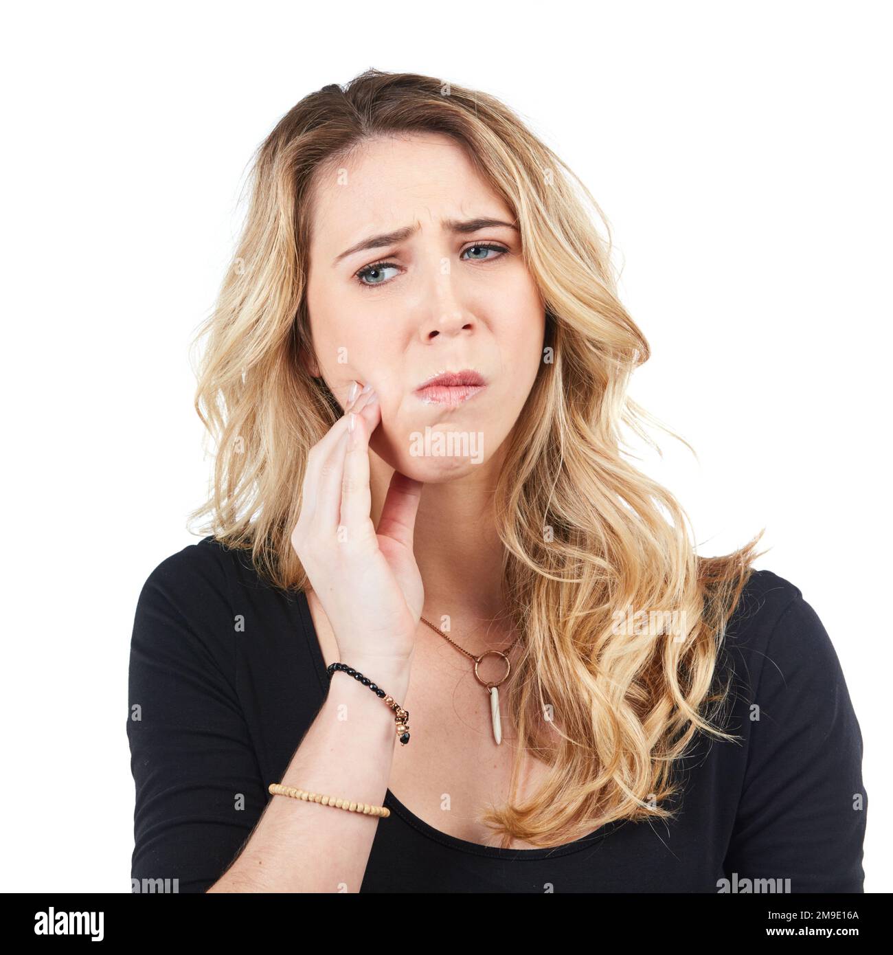 Frau, Zahnschmerzen und wütendes Gesicht für Zahnpflege, Zahnverfall oder Gesundheit Wellness isoliert auf weißem Hintergrund. Junge Frau, Zahnarzt und Frau Stockfoto