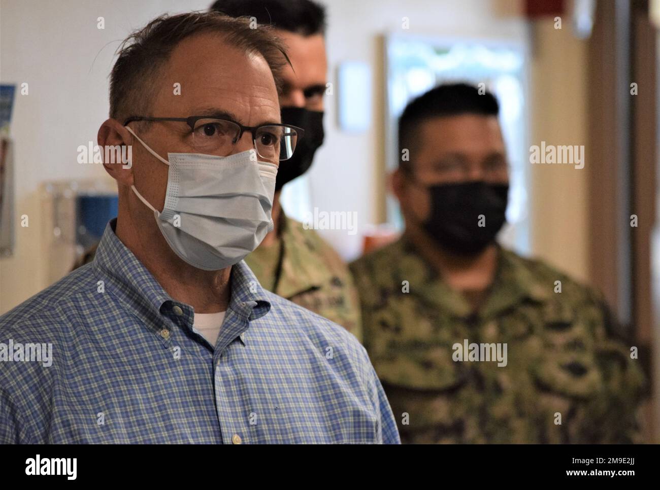 Dr. Brian Lein, Dr. med., Assistant Director für Healthcare Administration bei der Defense Health Agency, erhält eine Verhaltensanalyse mit der Abteilung für psychische Gesundheit am Naval Hospital Bremerton, 18. Mai 2022. Lein wurde von der Führung des NHB-Kommandos zusammen mit Oberst Jonathan Taylor, Puget Sound MHS Market Director und dem Kommandeur des Madigan Army Medical Center begrüßt. Treffen und begrüßen Sie mit NHB-Mitarbeitern an verschiedenen Standorten, einschließlich der Abteilung für psychische Gesundheit und dem Hauptoperationssaal, bevor Sie mit den besten Krankenhausoffizienten zu einer Rundtischsitzung zusammenkommen, um Themen wie aktuelle Einstellungspraxis zu diskutieren Stockfoto